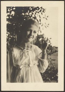 [Mujer joven de pie en un árbol] de Louis Fleckenstein