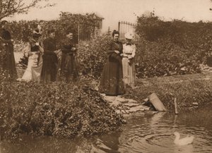 Un grupo de mujeres junto a un estanque de patos
