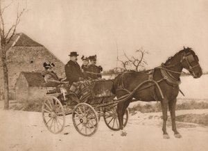 Hombres y mujeres en un carruaje tirado por caballos, 1937