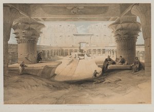 Egipto y Nubia, Volumen I: Vista desde Bajo el Pórtico del Templo de Edfu, Alto Egipto de Louis Haghe