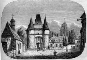 Arquitectura: vista de la puerta Saint Julien (1460-1483), al fondo, vista de la iglesia gótica Notre Dame des Marais (1450-1623). La Ferte Bernard, Sarthe (72). de Louis Moullin