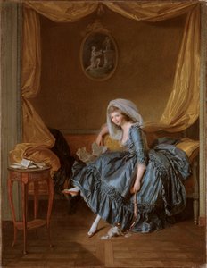 Joven mujer leyendo su correspondencia en el dormitorio