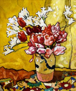 Jarrón, tulipanes y flores blancas