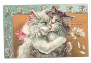 Postal eduardiana de dos gatos abrazándose, c.1910