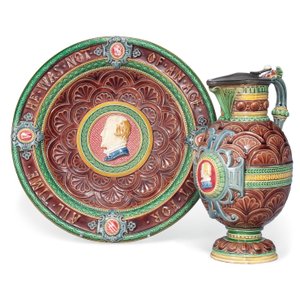 Una Jarra y Soporte de Mayólica de Minton