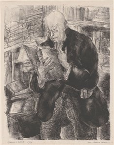 Hombre leyendo en una biblioteca