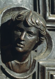 Cabeza de Giuliano de Médici, detalle de la obra en bronce en la puerta por Luca della Robbia. Nueva Sacristía, Catedral de Santa María del Fiore, Florencia de Luca Della Robbia