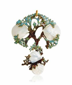 Un colgante Art Nouveau de nácar, esmalte y perlas de semilla, c.1900 de Lucien Gaillard