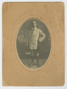 Fotografía de Lucius Harper, Jr. camino a la escuela, ca. 1910 de Lucius Harper