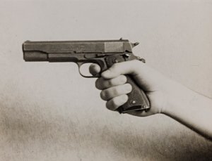 Una mano sosteniendo una pistola automática