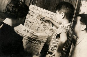 Una mujer lee la portada de The Messenger con el título "La tricolor ondea victoriosa de Adwa recapturada".