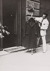 Angelo Litrico, estilista de Nikita Jruschov y de John F. Kennedy, Juan Perón, Tito y Dwight D. Eisenhower, en la puerta de su tienda de Roma.