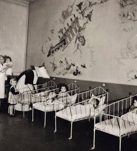 Niñas en un orfanato Francés de Luigi Leoni