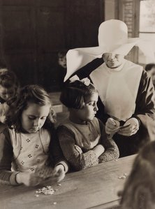 Niñas en un orfanato Francés de Luigi Leoni
