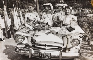 Maniquíes posando sobre un coche en la Piazza di Siena en Villa Borghese, Roma de Luigi Leoni