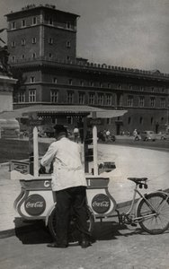 Vendedor ambulante de helados en Piazza Venezia, Roma