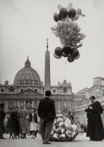Venta de globos frente a la Basílica de San Pedro en el Vaticano de Luigi Leoni