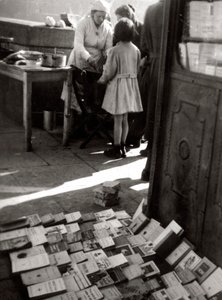 Venta de libros en la calle de Luigi Leoni