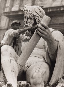 Trabajador en la escultura del Ganges en la Fuente de los Cuatro Ríos de la Plaza Navona de Roma de Luigi Leoni