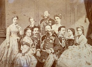 El cuadro retrata a varios miembros de la familia real de Saboya. En el centro, sentados, Víctor Manuel II, Umberto I y Amedeo en traje de gala; las hijas del soberano y Elisabetta de Sajonia con elegantes ropajes. Al fondo, hacia el de Luigi Montabone