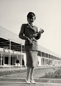 Modelo en un traje creado por la casa de alta costura "Graldi". Un sombrero rígido completa el conjunto.