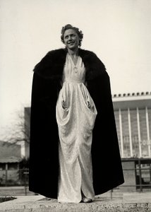 Modelo en vestido de noche, una creación de la casa de alta costura "Graldi". El artículo se complementa con una capa con ribete de piel. de Luis Bogino