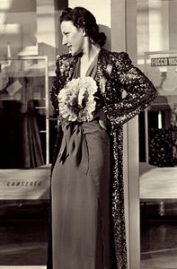 Modelo en vestido de noche creado por la casa de alta costura italiana "Dragoni"