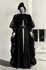 Modelo en vestido de noche creado por la casa de alta costura italiana "Dragoni" de Luis Bogino