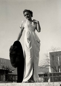 Modelo con vestido de noche creado por la casa de alta costura "Graldi". de Luis Bogino