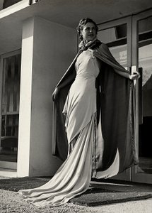 Modelo en vestido de noche creado por la casa de alta costura "Graldi" de Luis Bogino