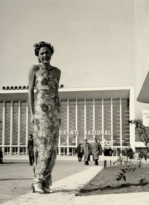 Modelo lleva un vestido largo con un patrón floral, creado por la casa de alta costura "Graldi".