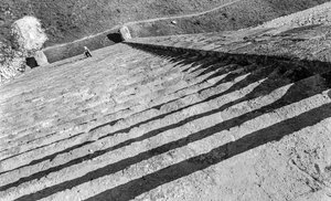Escalones que ascienden a la ruina monumental maya, pirámide de Chichén Itzá. 1936