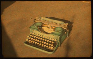 FotografÃa en color de bodegÃ³n de una mÃ¡quina de escribir tomada con Autochrome LumiÃ¨re y un...