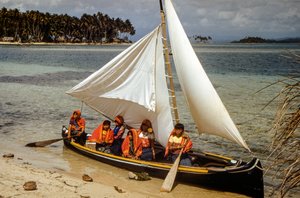 Mujeres con narigueras de oro de la tribu Cuna de Mulatas alias Islas San Blas reman y s...