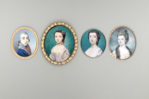 Sra. Arabella Walker-Heneage, de soltera Cope (f. c. 1818), en vestido crema con borde de encaje y sobretodo con borde de piel, perlas entrelazadas en su cabello recogido y rizado, fondo de cielo y nubes de Luke Sullivan