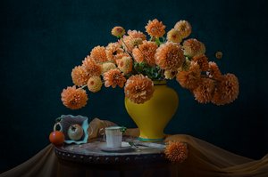 Naturaleza muerta con dalias otoñales de Lydia Jacobs