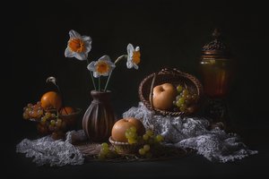 Naturaleza muerta con narcisos y frutas de Lydia Jacobs