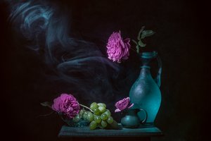 Naturaleza muerta con rosa etérea