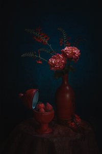 Naturaleza muerta en rojo melancólico de Lydia Jacobs