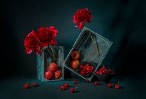 Peonías rojas y cerezas