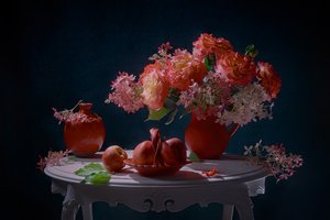 Naturaleza muerta floral llena de colorido de Lydia Jacobs