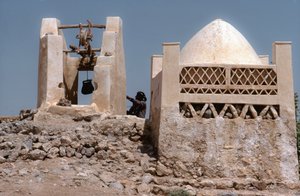 En el desierto, abrevadero con pozo en Husn Al-Muttahar, al sur de Tarin (Yemen).