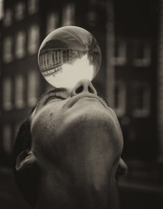 Reflexión sobre la bola de cristal del equilibrio de Maciej Przeklasa