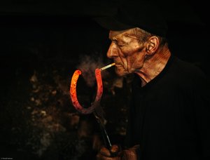 El herrero enciende un cigarrillo