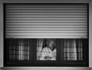 Ventana de la mujer solitaria de Maciej Przeklasa