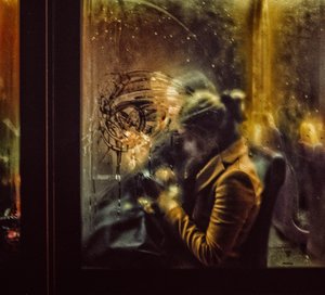Mujer ante una ventana bajo la lluvia de Maciej Przeklasa