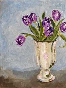 Tulipanes morados en un jarrón de Madison Phipps