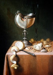 Una naturaleza muerta con una copa de nautilus, un limón pelado y nueces