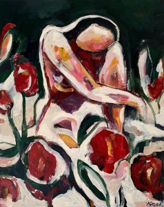 Una mujer entre flores rojas