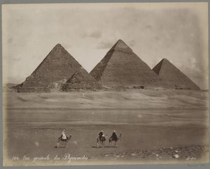 Vista de las pirámides de Mykerinos, Chephren y Keops en Giza Vue Generale des Pyramides (título del objeto) de Maison Bonfils